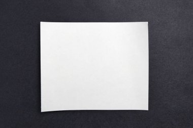 Gri arkaplanda boş bir etiket