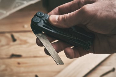 LVIV, UKRAINE - 21 Aralık 2023::: Çok Aletli Leatherman Wave Plus siyah