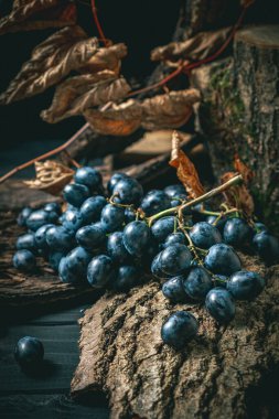 Ahşap bir arka planda mavi üzümler