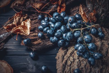 Ahşap bir arka planda mavi üzümler