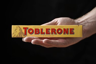 LVIV, UKRAINE - 4 Eylül 2023: Toblerone çikolatası siyah arka planda