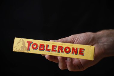 LVIV, UKRAINE - 4 Eylül 2023: Toblerone çikolatası siyah arka planda