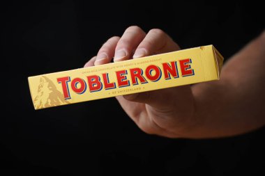 LVIV, UKRAINE - 4 Eylül 2023: Toblerone çikolatası siyah arka planda