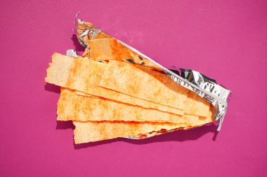 Parlak pembe arkaplanda uzun dikdörtgen çipler