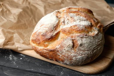 Tahta zemine serpiştirilmiş un serpiştirilmiş taze ekmek.