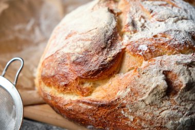 Un serpiştirilmiş taze ekmek.