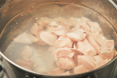 Tavada tavuk fileto parçaları. Et pişirme kavramı