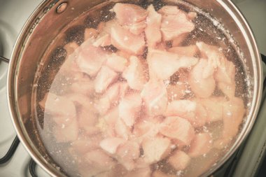 Tavada tavuk fileto parçaları. Et pişirme kavramı