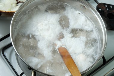 Pişmiş tavuktan köpük. Tavada kaynar su