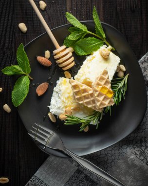 Ballı ve fındıklı ev yapımı peynir.