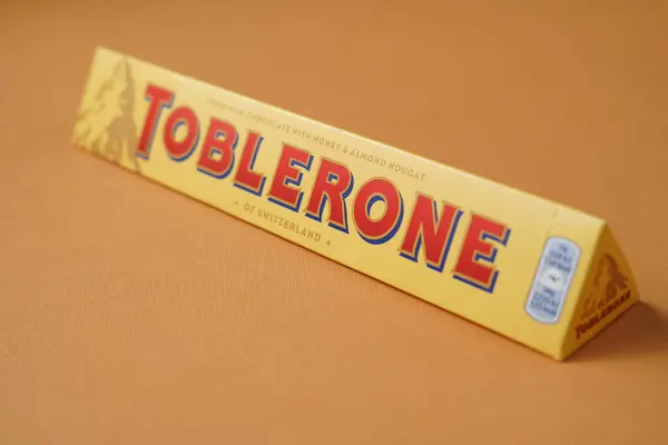 LVIV, UKRAINE - 4 Eylül 2023: Sarı zemin üzerinde Toblerone çikolatası