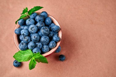 Kraft kağıdında yabanmersini kasesi. Yukarıdan görüntüle