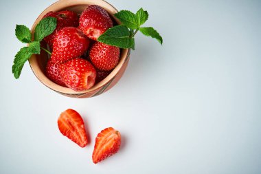 Üzerinde seramik bir kasede çilek.