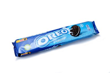 LVIV, UKRAINE - 27 Kasım 2023: beyaz arkaplanda bir çantanın içindeki oreo kurabiyeleri