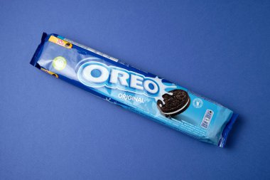 LVIV, UKRAINE - 27 Kasım 2023: mavi arkaplanda bir çantanın içindeki oreo kurabiyeleri