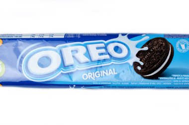 LVIV, UKRAINE - 27 Kasım 2023: beyaz arkaplanda bir çantanın içindeki oreo kurabiyeleri