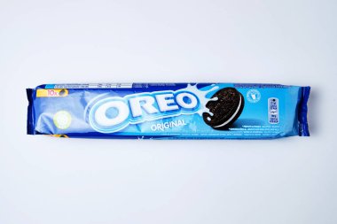 LVIV, UKRAINE - 27 Kasım 2023: beyaz arkaplanda bir çantanın içindeki oreo kurabiyeleri