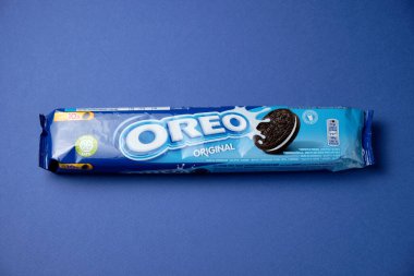 LVIV, UKRAINE - 27 Kasım 2023: mavi arkaplanda bir çantanın içindeki oreo kurabiyeleri
