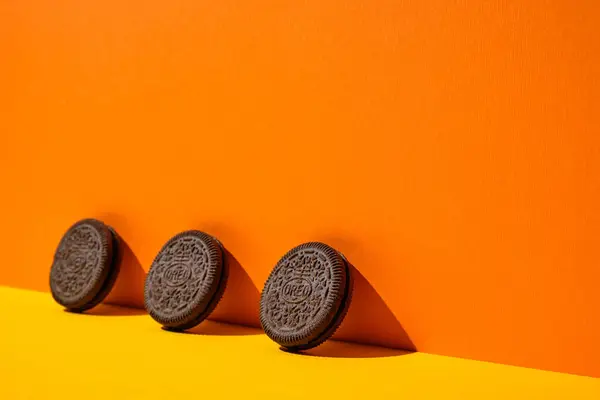 LVIV, UKRAINE - 27 Kasım 2023: oreo kurabiyeleri renkli arkaplanda yaratıcı fotoğraf