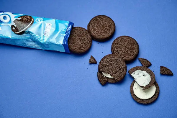 LVIV, UKRAINE - 27 Kasım 2023: mavi arkaplan üzerinde oreo orjinal paketi