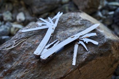 Lviv, Ukrayna - 11 Şubat 2024: Multitool victorinox Spirit Silver serisinin yakın çekimi