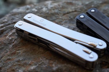 Lviv, Ukrayna - 11 Şubat 2024: Multitool victorinox Spirit Silver serisinin yakın çekimi