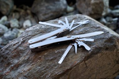 Lviv, Ukrayna - 11 Şubat 2024: Multitool victorinox Spirit Silver serisinin yakın çekimi