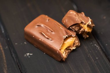 Karamel ve fındıklı, iştah açıcı çikolata.