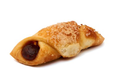 Pişmiş hilal kurabiyelerini reçelli ve pudra şekerli kapat.