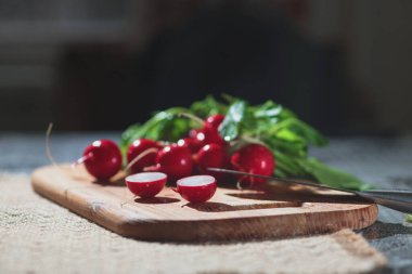 Tahtadaki taze turp, natürmort.