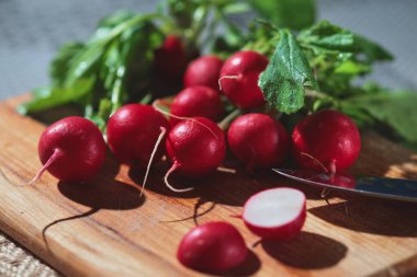 Tahtadaki taze turp, natürmort.