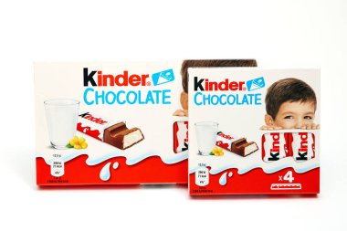 LVIV, UKRAINE - 27 Haziran 2024: Beyaz izole edilmiş arka planda Kinder çikolatası paketleme