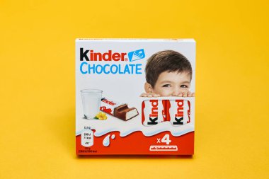 LVIV, UKRAINE - 27 Haziran 2024: Sarı izole edilmiş arka planda Kinder çikolatası paketleme