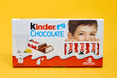LVIV, UKRAINE - 27 Haziran 2024: Sarı izole edilmiş arka planda Kinder çikolatası paketleme