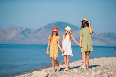 Anne ve çocukların plaj tatilindeki aileleri.