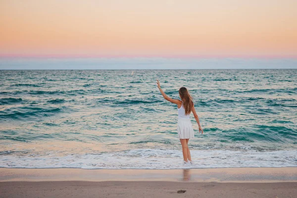 Schattig Gelukkig Meisje Het Strand Bij Zonsondergang — Stockfoto