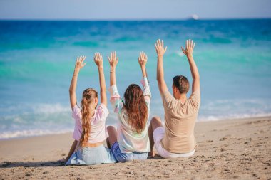 Yaz tatilinde sahilde mutlu bir aile.