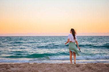 Genç güzel kadın tatil