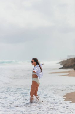 Genç güzel kadın tatil