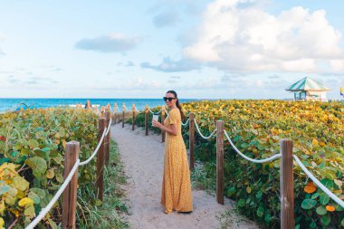 Genç güzel kadın tatil