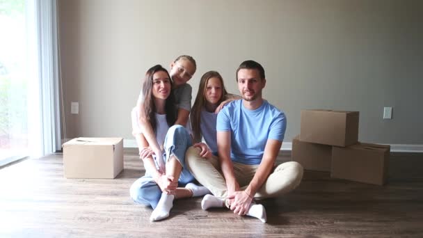Счастливая Семья Двумя Дочерьми Веселится Своем Новом Доме Родители Детьми — стоковое видео