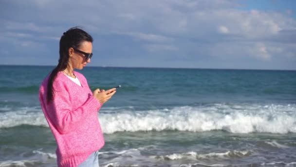Mujer Joven Usando Teléfono Móvil Playa — Vídeos de Stock