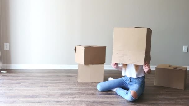 Счастливая Девушка Картонными Коробками Новом Доме День Переезда — стоковое видео