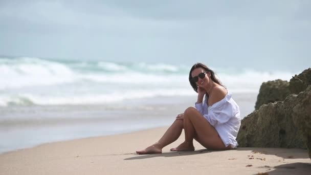 Молода Красива Жінка Відпочиває Пляжі — стокове відео