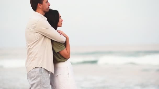 Romantyczna Para Zakochana Plaży Romantycznej Podróży Poślubnej — Wideo stockowe