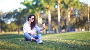 Cep telefonu kullanan genç kadın.