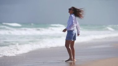 Kumsalda mutlu genç bir kadın