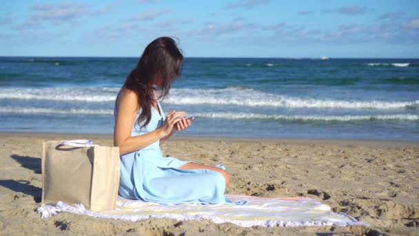 Νεαρή Γυναίκα Που Χρησιμοποιεί Κινητό Τηλέφωνο Στην Παραλία — Αρχείο Βίντεο