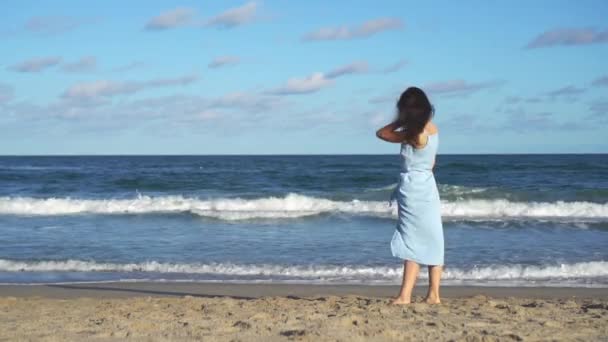 Jovem Mulher Bonita Relaxando Areia Branca Praia Tropical — Vídeo de Stock