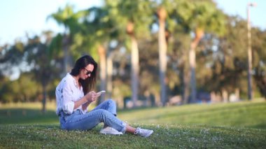 Cep telefonu kullanan genç kadın.